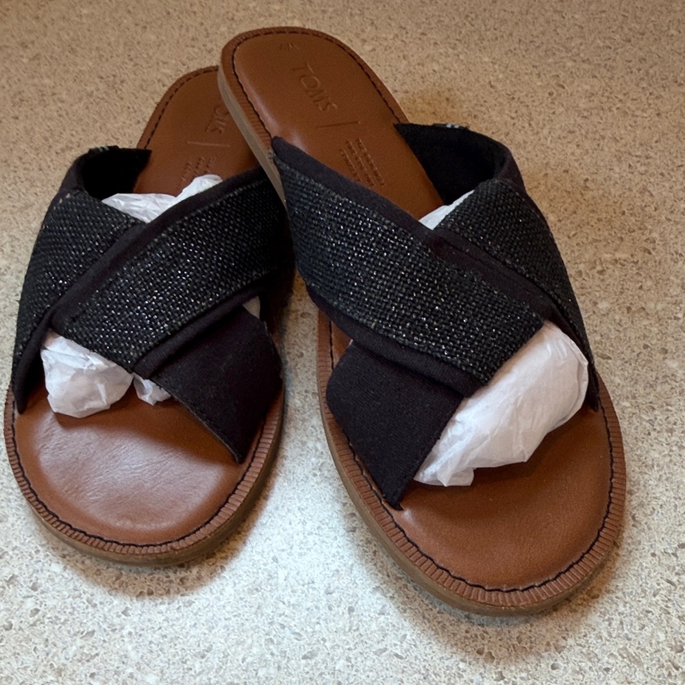 Tom’s black, size 7W sandals